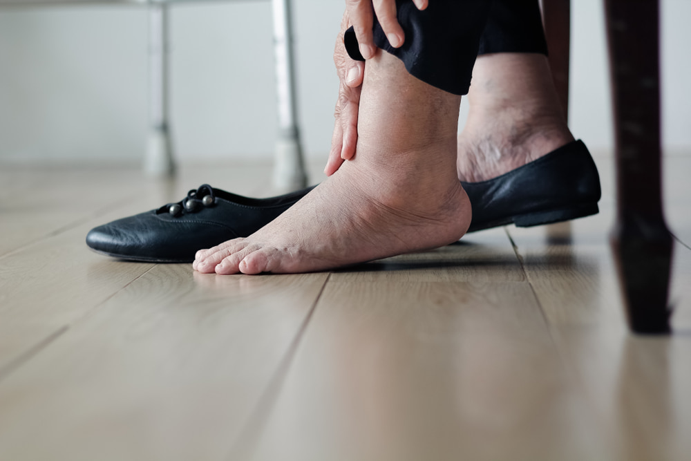 วิธีเลือกรองเท้าสำหรับผู้สูงอายุ และปัญหาเท้าที่ต้องเผชิญ